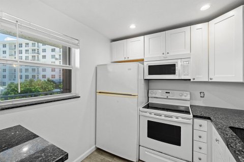 Condo in Boca Raton, Florida, 1 bedroom № 2243830 - photo 12