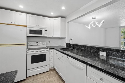 Condo in Boca Raton, Florida, 1 bedroom № 2243830 - photo 13