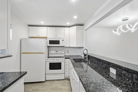 Condo in Boca Raton, Florida, 1 bedroom № 2243830 - photo 11