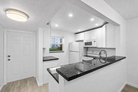 Condo in Boca Raton, Florida, 1 bedroom № 2243830 - photo 9