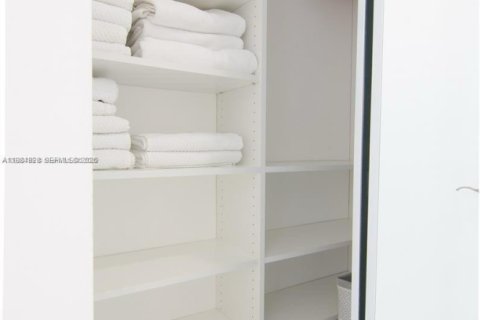 Copropriété à louer à Sunny Isles Beach, Floride: 3 chambres, 183.39 m2 № 2045869 - photo 17