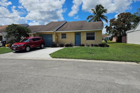 Villa ou maison à louer à Lake Worth, Floride: 2 chambres, 80.92 m2 № 703802 - photo 1