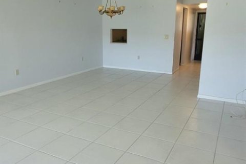 Condo in Lake Worth, Florida, 2 bedrooms № 2153808 - photo 5