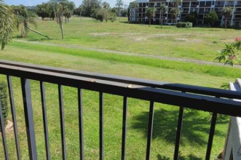 Condo in Lake Worth, Florida, 2 bedrooms № 2153808 - photo 12