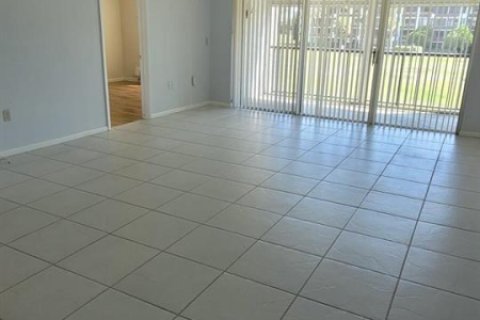 Condo in Lake Worth, Florida, 2 bedrooms № 2153808 - photo 4