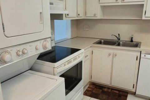 Condo in Lake Worth, Florida, 2 bedrooms № 2153808 - photo 3
