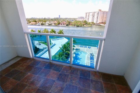 Copropriété à louer à Hallandale Beach, Floride: 1 chambre, 77.67 m2 № 1961833 - photo 19