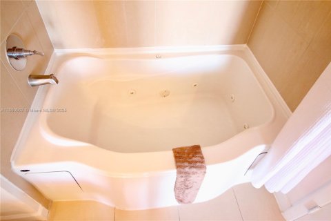 Copropriété à louer à Hallandale Beach, Floride: 1 chambre, 77.67 m2 № 1961833 - photo 26