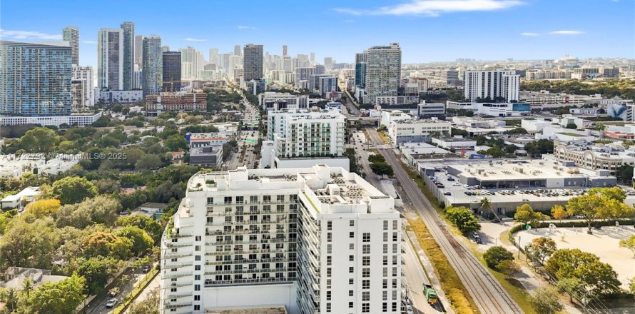 Condominio en Miami, Florida, 2 dormitorios № 1986022