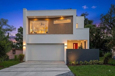 House in Saint Petersburg, Florida 3 bedrooms, 188.59 sq.m. № 2290946