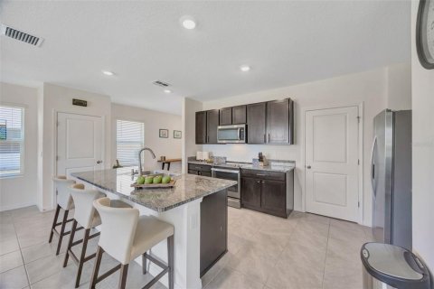 House in Wesley Chapel, Florida 4 bedrooms, 209.96 sq.m. № 1587477 - photo 9
