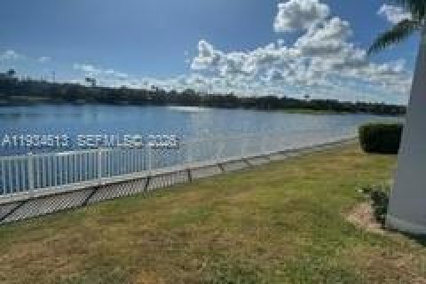 Condo in Cutler Bay, Florida, 1 bedroom № 1995782 - photo 4