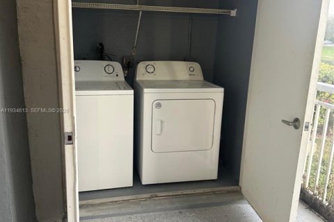 Condo in Cutler Bay, Florida, 1 bedroom № 1995782 - photo 17