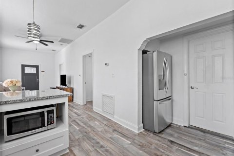 House in Tampa, Florida 4 bedrooms, 115.38 sq.m. № 2100068 - photo 12