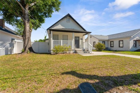 House in Tampa, Florida 4 bedrooms, 115.38 sq.m. № 2100068 - photo 2