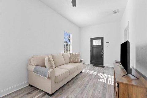 House in Tampa, Florida 4 bedrooms, 115.38 sq.m. № 2100068 - photo 7
