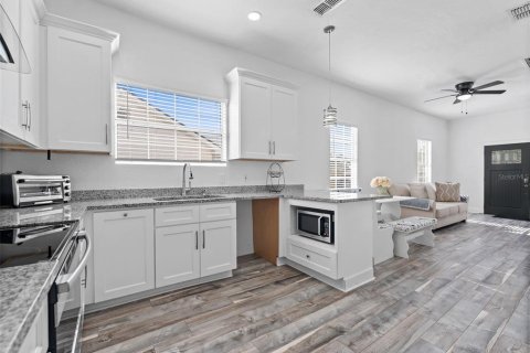 House in Tampa, Florida 4 bedrooms, 115.38 sq.m. № 2100068 - photo 11