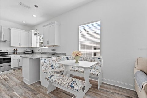 House in Tampa, Florida 4 bedrooms, 115.38 sq.m. № 2100068 - photo 8