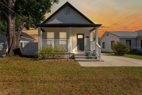 House in Tampa, Florida 4 bedrooms, 115.38 sq.m. № 2100068 - photo 3
