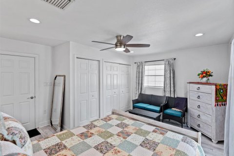 House in Tampa, Florida 4 bedrooms, 115.38 sq.m. № 2100068 - photo 15
