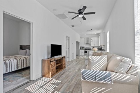 House in Tampa, Florida 4 bedrooms, 115.38 sq.m. № 2100068 - photo 6