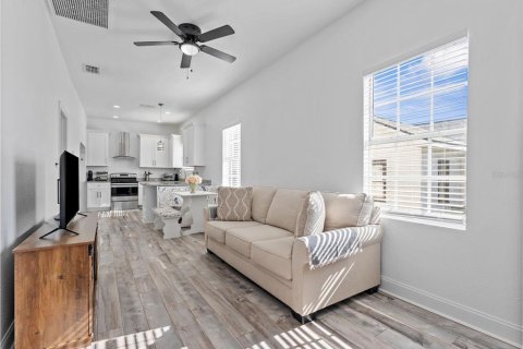 House in Tampa, Florida 4 bedrooms, 115.38 sq.m. № 2100068 - photo 5