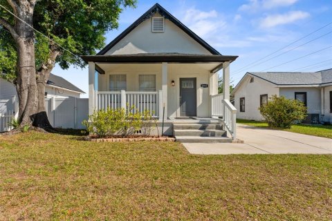 House in Tampa, Florida 4 bedrooms, 115.38 sq.m. № 2100068
