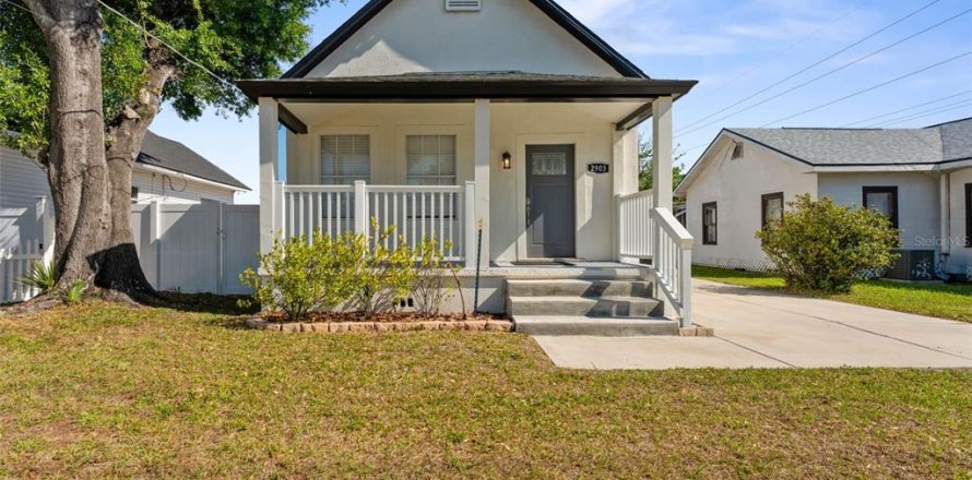 House in Tampa, Florida 4 bedrooms, 115.38 sq.m. № 2100068