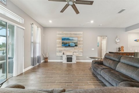 House in Apollo Beach, Florida 4 bedrooms, 215.07 sq.m. № 1556134 - photo 9