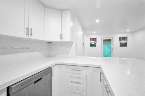 Купить виллу или дом в Майами, Флорида 2 спальни, 79.62м2, № 1957524 - фото 14