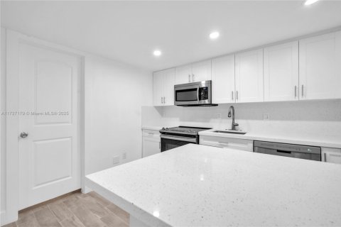 Купить виллу или дом в Майами, Флорида 2 спальни, 79.62м2, № 1957524 - фото 12