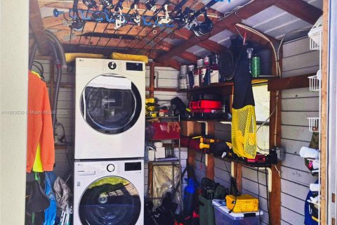 House in Miami Springs, Florida 2 bedrooms, 82.78 sq.m. № 1955980 - photo 17