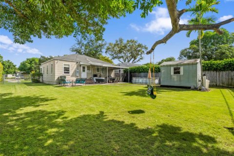 House in Miami Springs, Florida 2 bedrooms, 82.78 sq.m. № 1955980 - photo 16