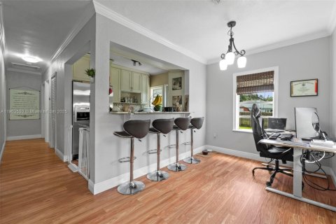 House in Miami Springs, Florida 2 bedrooms, 82.78 sq.m. № 1955980 - photo 5