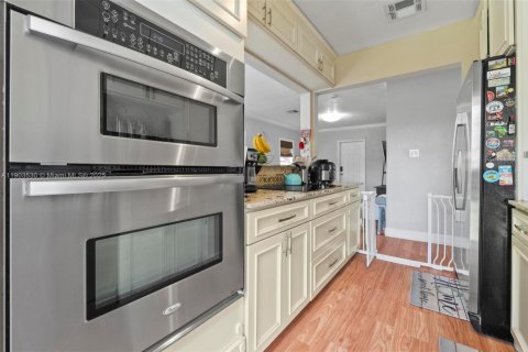 House in Miami Springs, Florida 2 bedrooms, 82.78 sq.m. № 1955980 - photo 9