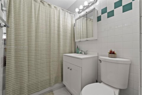 House in Miami Springs, Florida 2 bedrooms, 82.78 sq.m. № 1955980 - photo 14