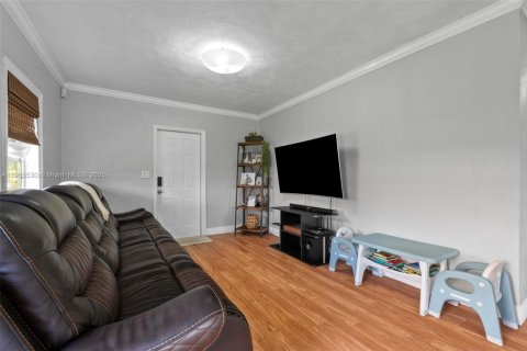 House in Miami Springs, Florida 2 bedrooms, 82.78 sq.m. № 1955980 - photo 4