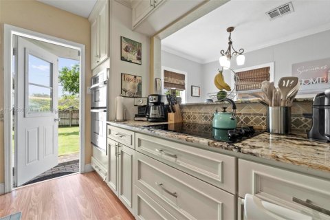 House in Miami Springs, Florida 2 bedrooms, 82.78 sq.m. № 1955980 - photo 10