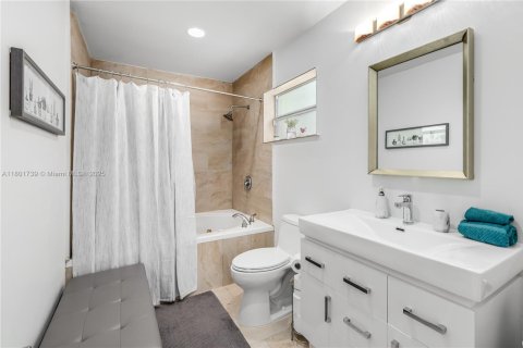 House in Miami, Florida 3 bedrooms, 177.44 sq.m. № 1746233 - photo 26