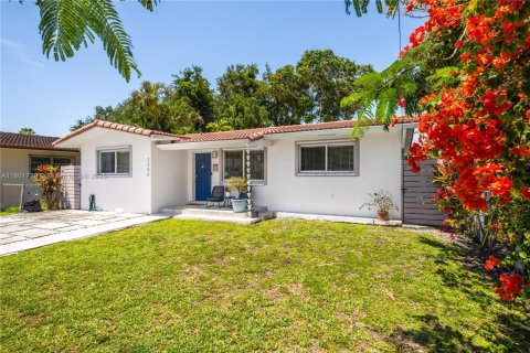 House in Miami, Florida 3 bedrooms, 177.44 sq.m. № 1746233 - photo 1