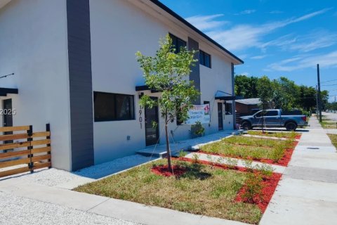 Townhouse in Miami, Florida 3 bedrooms № 1987439 - photo 2