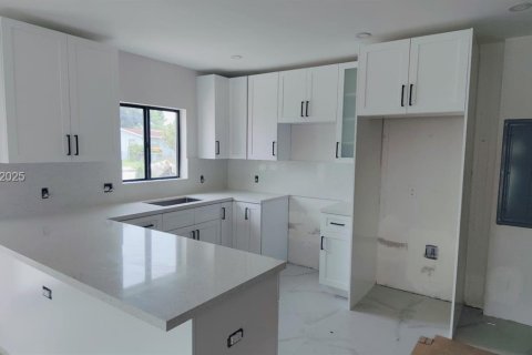 Townhouse in Miami, Florida 3 bedrooms № 1987439 - photo 10