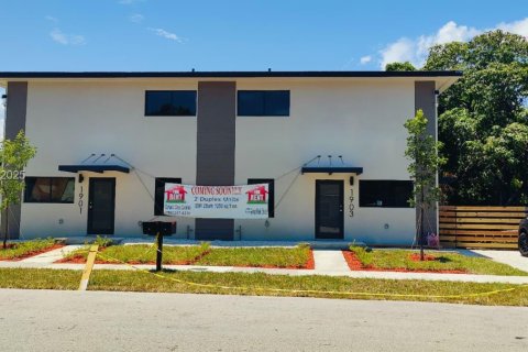 Townhouse in Miami, Florida 3 bedrooms № 1987439 - photo 1