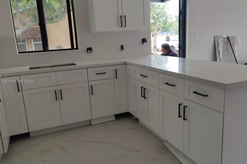 Townhouse in Miami, Florida 3 bedrooms № 1987439 - photo 8