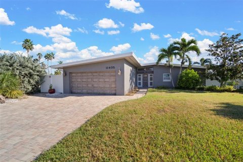 House in Treasure Island, Florida 3 bedrooms, 182.83 sq.m. № 2106366