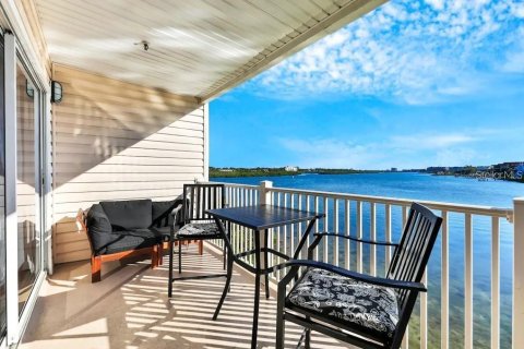 Condo in Indian Shores, Florida, 2 bedrooms  № 1637982 - photo 1