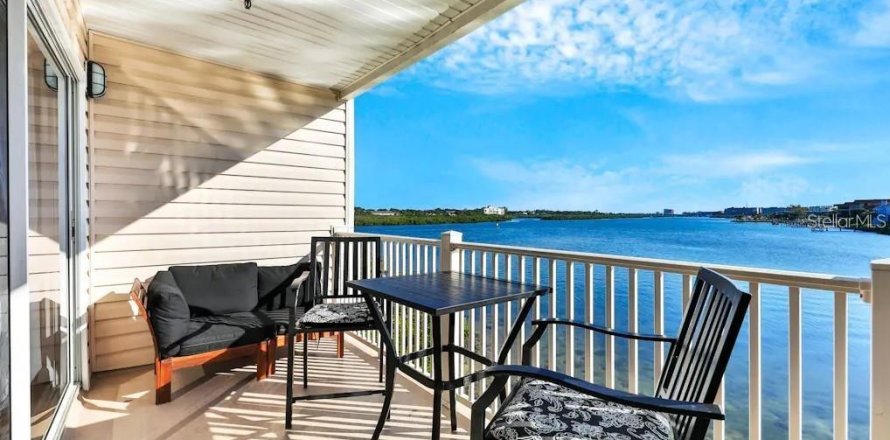 Condo in Indian Shores, Florida, 2 bedrooms № 1637982