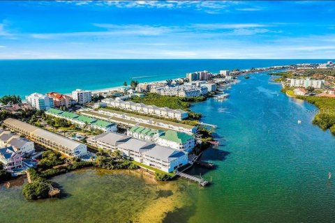 Condo in Indian Shores, Florida, 2 bedrooms  № 1637982 - photo 24