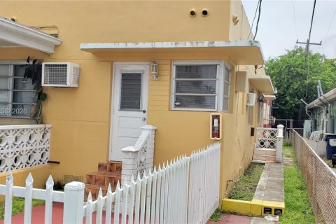 Condominio en Miami Beach, Florida, 1 dormitorio  № 2052407