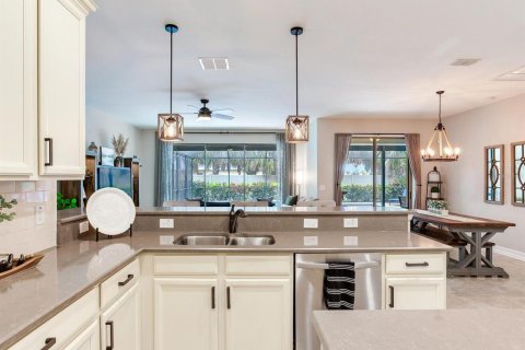 House in Bradenton, Florida 5 bedrooms, 342.44 sq.m. № 1894011 - photo 16